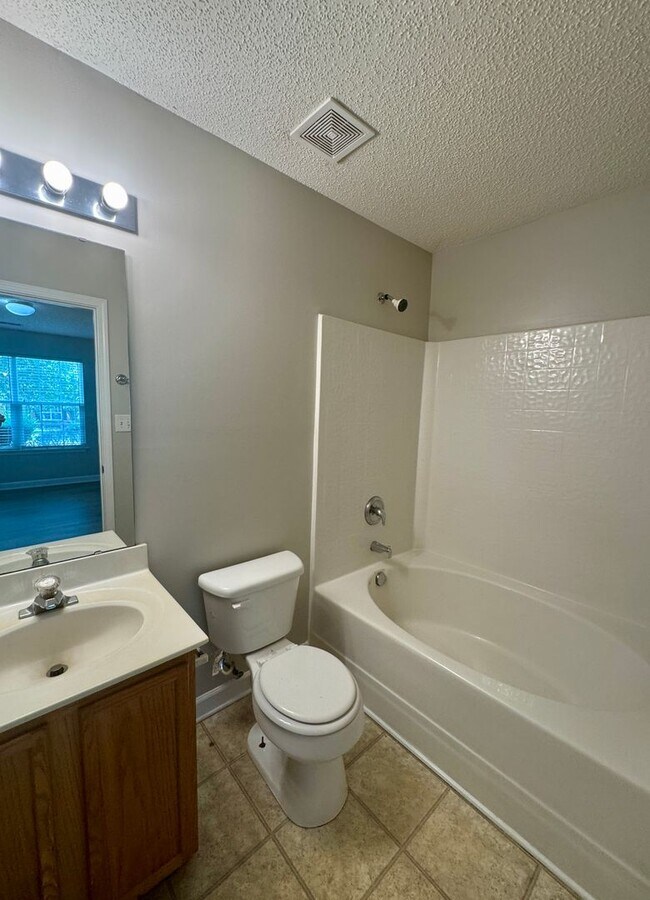 Building Photo - 521 River View Dr