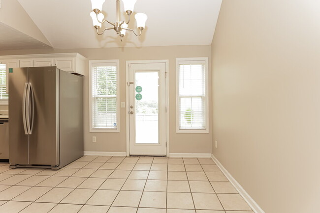 Building Photo - 9010 Lomond Dr