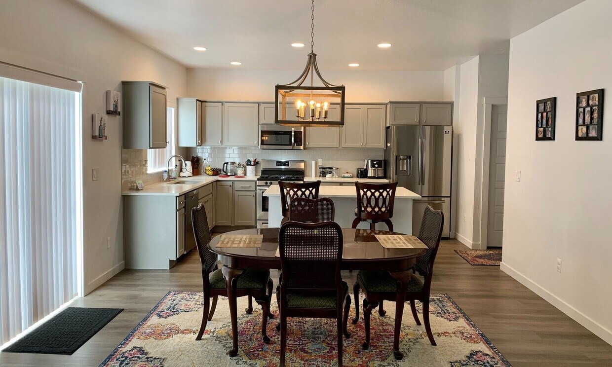 Foto principal - 4 bedrooms upstairs PLUS an OFFICE on the ...