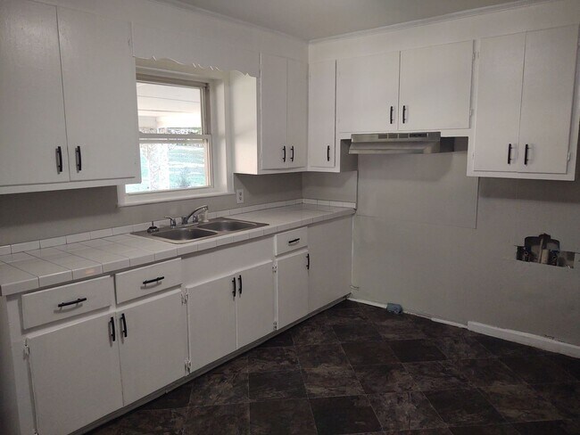 Foto del edificio - 3 bedroom 1 bath house- pet friendly available now