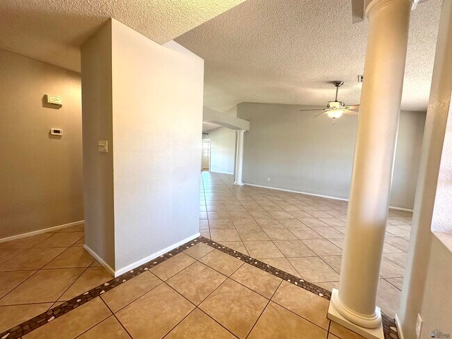 Building Photo - 2723 S 31st Dr