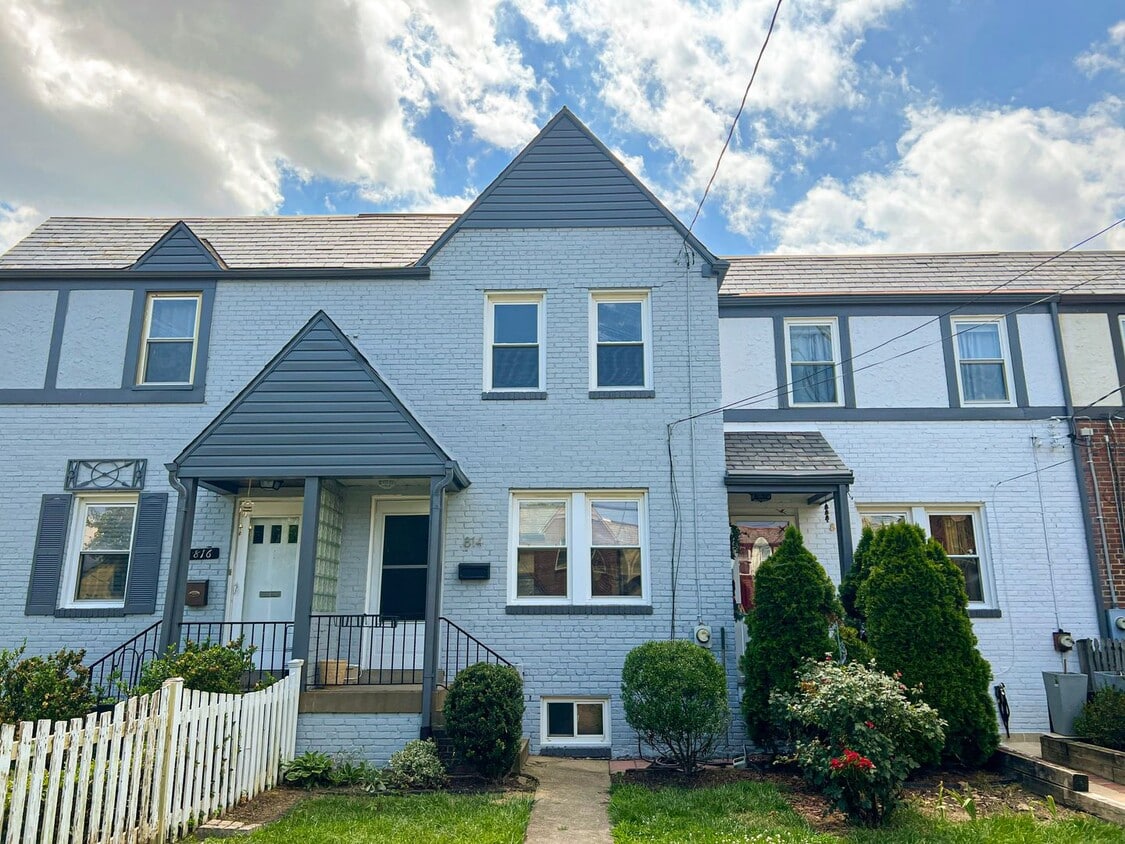 Charming 2 Bed 2 Bath Brick Townhome With A Fully Fenced Yard In Beautiful Foxcroft Heights - Charming 2 Bed 2 Bath Brick Townhome With A Fully Fenced Yard In Beautiful Foxcroft Heights