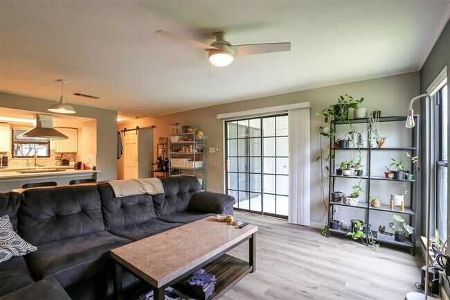 Foto del edificio - 1510 W N Loop Blvd