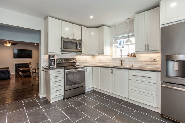 Building Photo - Spacious 3 Bedroom 2.5 Bath Townhome in Wi...