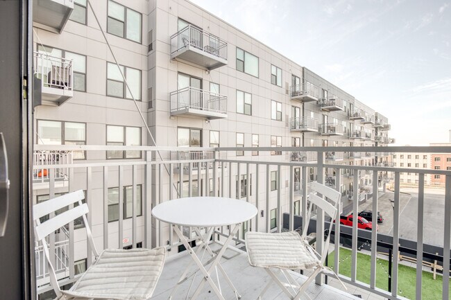 Foto del edificio - 100 N Addison Ave