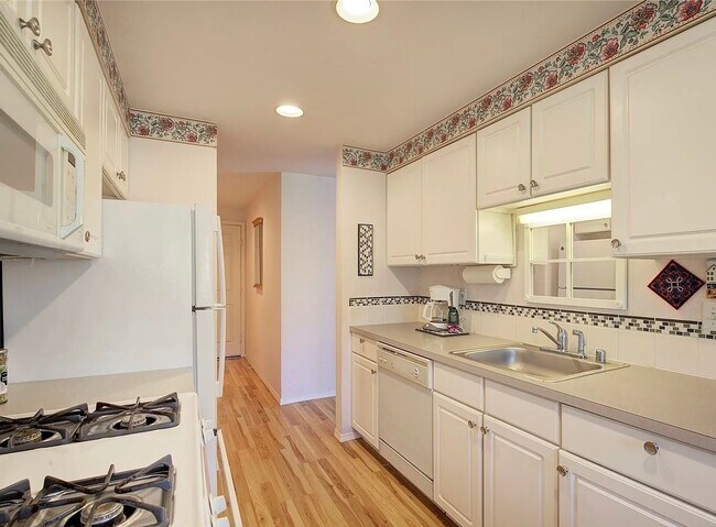 Foto del edificio - Must See Ballard Condo!!! (4 weeks free!)