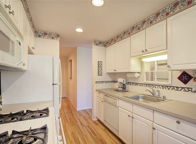 Building Photo - Must See Ballard Condo!!!