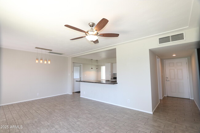 Foto del edificio - 6907 E Earll Dr