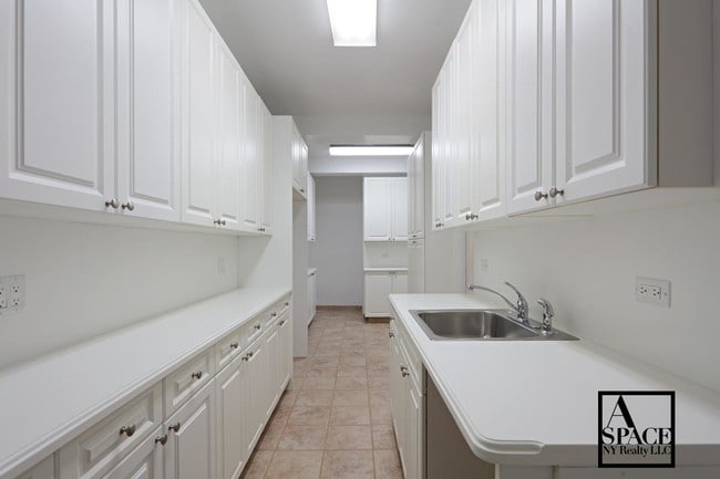 Building Photo - 33 West 81st Street