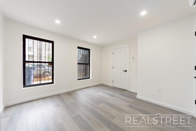 Foto del edificio - Rare & Spacious 4 Bed 4 Bath Duplex with P...