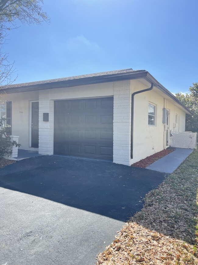 Photo - 7200 NW 77th St House