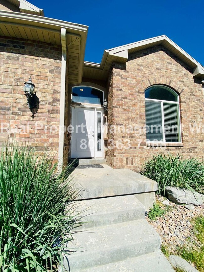 Building Photo - 5 Bedroom 3 Bathroom Riverton Home!