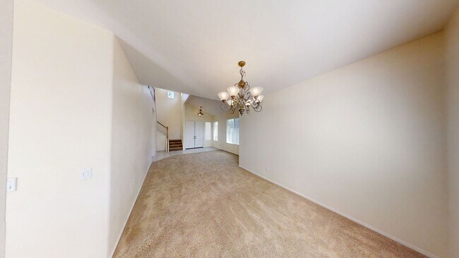 Building Photo - Spacious 4 bedroom 3 bath