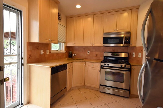 Building Photo - 35 Rose Ln