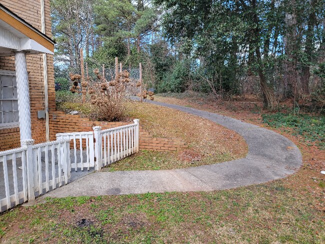 Building Photo - 2844 Columbia Dr