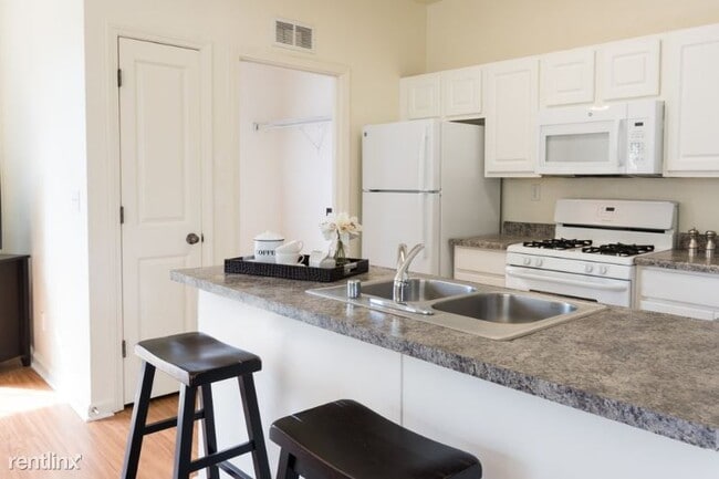 Building Photo - 3 br, 2.5 bath Townhome - 322 Wescoat Ct