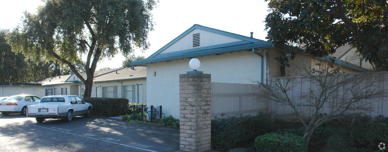 Primary Photo - Oak View Apartments