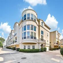 Building Photo - 1515 Hyde Park Blvd