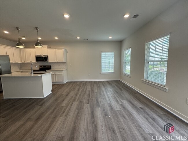 Building Photo - 681 Vincent Dr