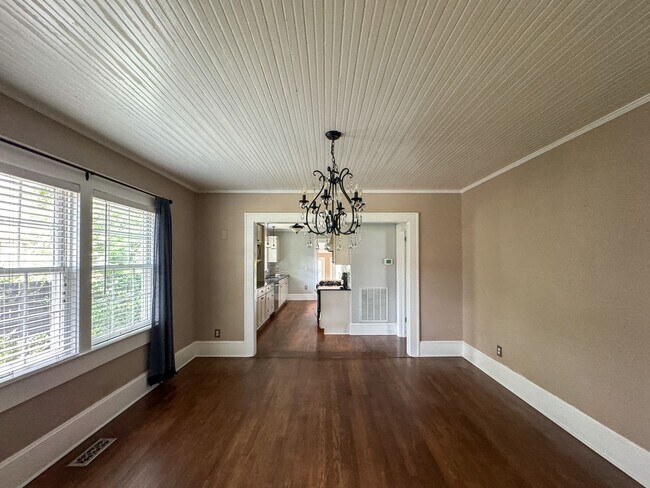 Building Photo - Gorgeous 4 Bed, 3 Bath Haymount Home