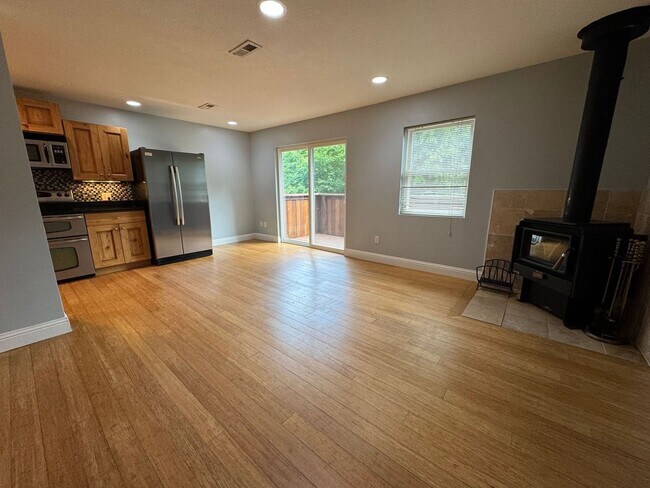 Building Photo - Prime Location! 2B/1B Condo Near Downtown ...