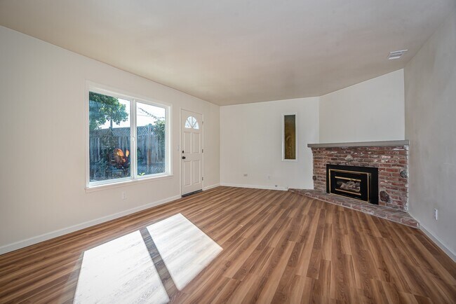 Building Photo - Charming 2 bedroom home in Cuesta by the sea
