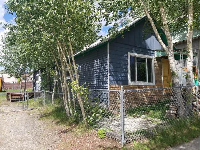 Building Photo - 408 E 8th St