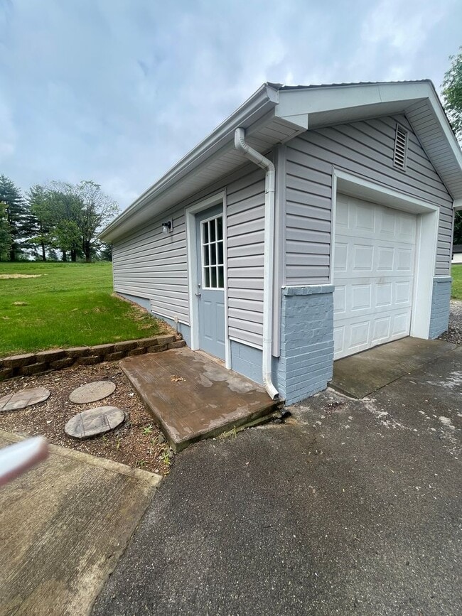 Building Photo - Knoxville 37923 - 2 bedroom, 1 bath home - Contact Lisa Vineyard or Shannon Russell at (865)216-9334