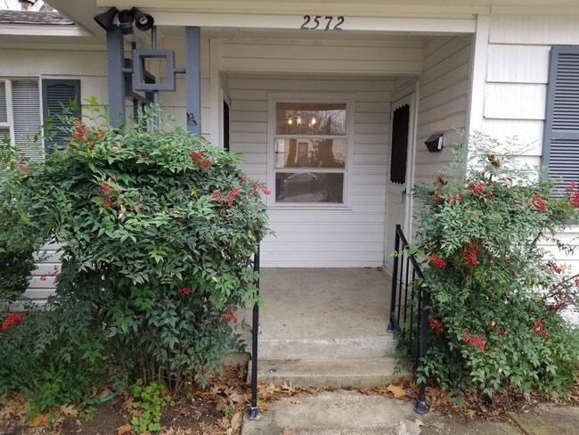 Building Photo - 2572 Avene Dr