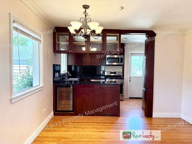 Foto del edificio - 2130 Montvale Pl W