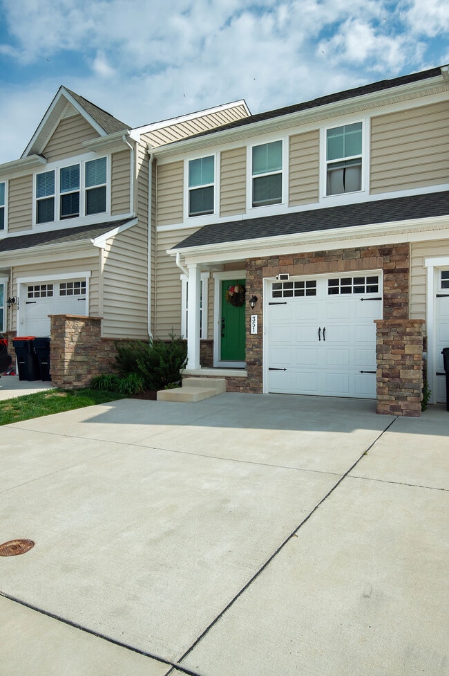 Foto del edificio - 351 Goodwick Dr