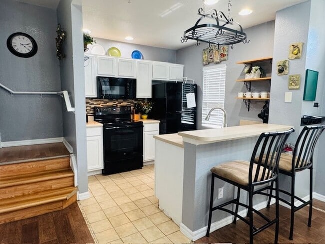 Building Photo - Fully Furnished 4 Bedroom 3 Bath Townhome ...