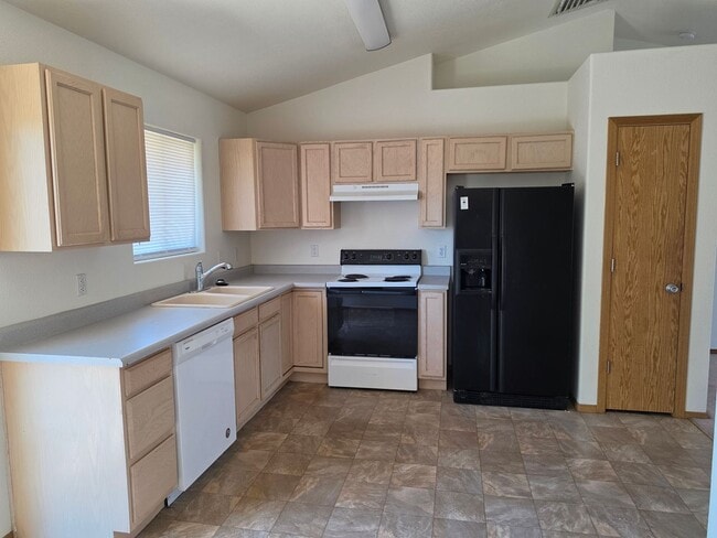 Foto del edificio - ALL PROSPECTIVE TENANTS MUST SUBMIT A $58 NON-REFUNDABLE APPLICATION FEE PER APPLICANT ONLINE AND...