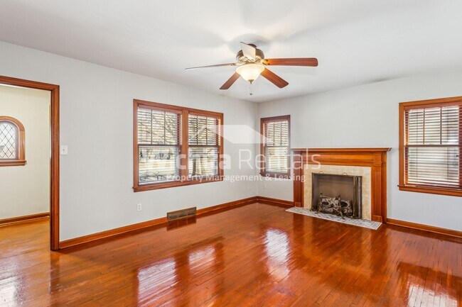 Building Photo - Charming 3 bedroom, 1.5 bathroom home, with 1 car garage in the Heart of Riverside