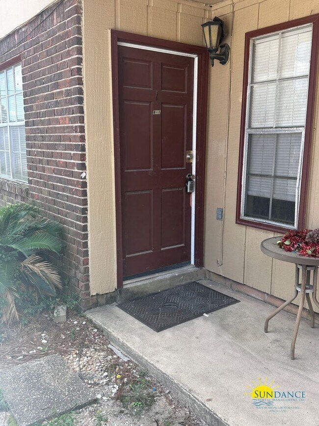 Building Photo - Charming 2-Bedroom Townhouse in Fort Walton Beach!
