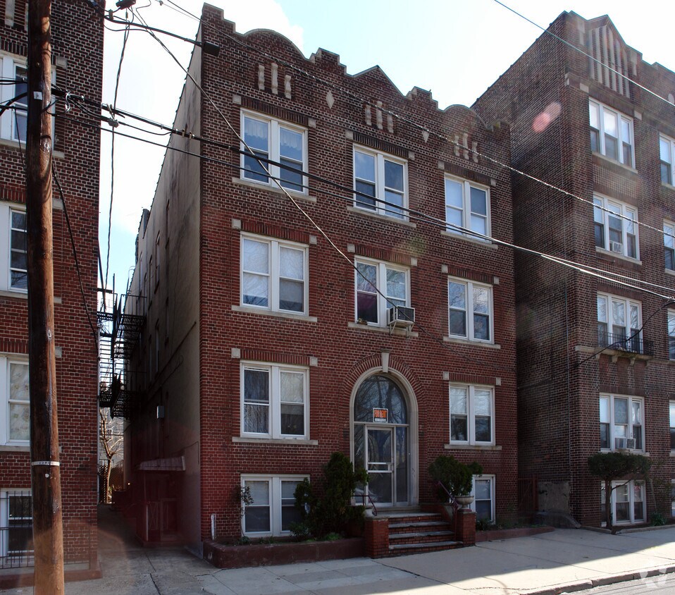 Building Photo - 165 W 48th St