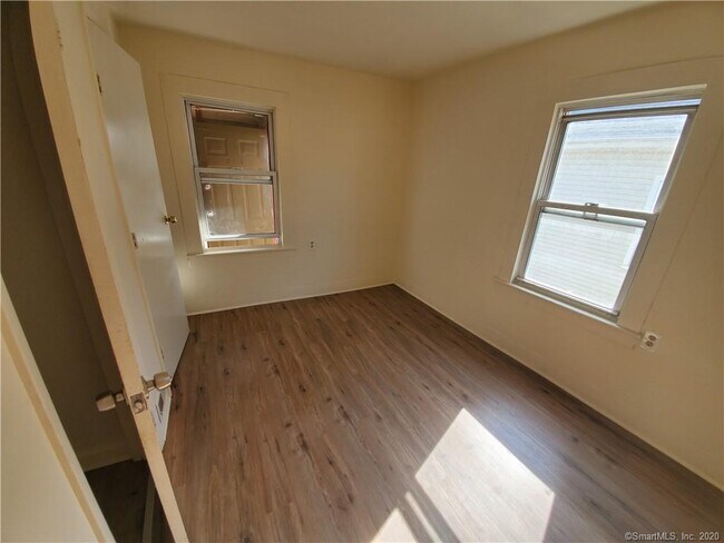 Foto del edificio - 1134 Ogden St Ext