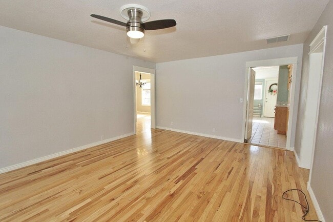 Building Photo - Charming Single-Level Cottage Style Home