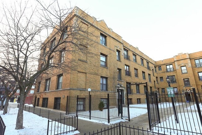 Building Photo - 732 W Roscoe