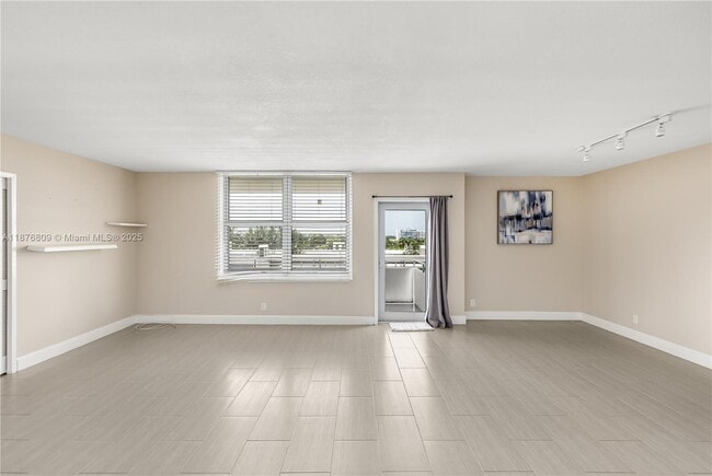 Building Photo - 9225 Collins Ave