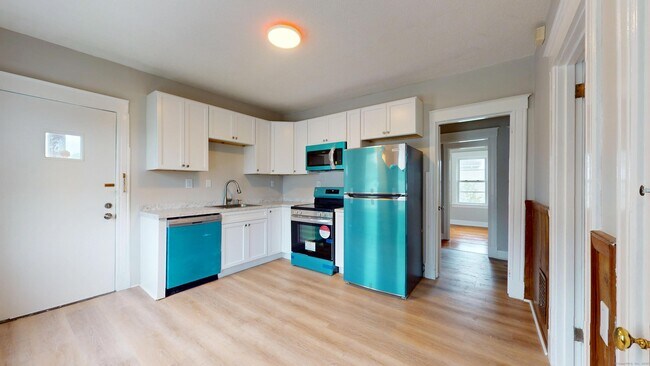 Foto del edificio - 909 New Britain Ave