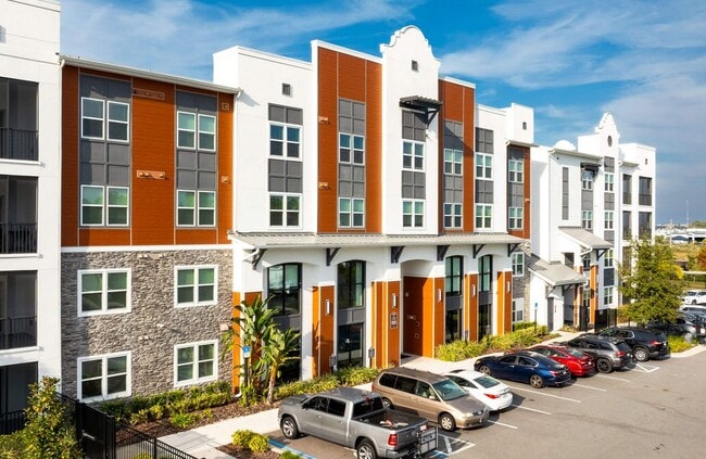 Mejora tu estilo de vida en The Edison Daytona Apartments, donde el diseño moderno se une a la comodidad. Con una arquitectura elegante y prácticas comodidades, este es el lugar perfecto para llamar hogar. ¡Agenda tu visita hoy para descubrir todo lo que tiene para ofrecer! - The Edison Daytona Apartments