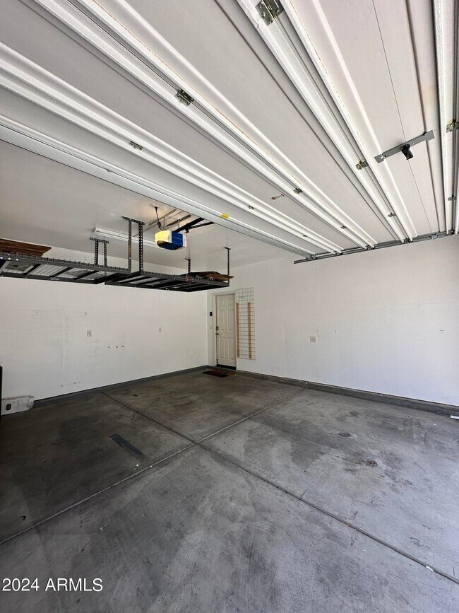 Building Photo - 844 S Pheasant Dr
