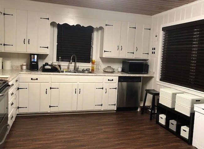 Foto del edificio - Spacious 3-Bedroom Brick Home with Firepla...