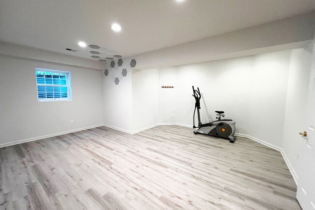 Building Photo - 1804 Woods Edge Dr NE