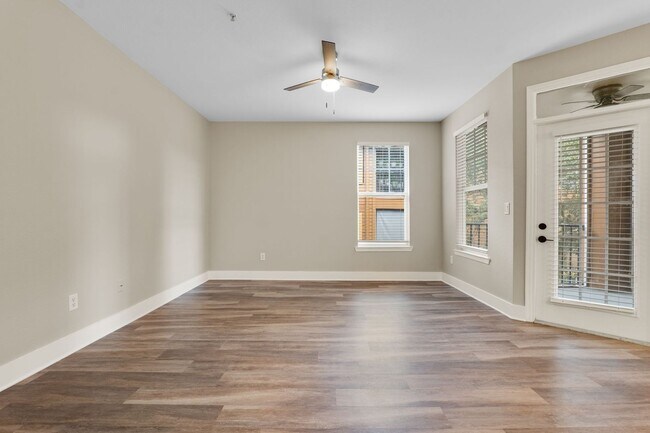 Foto del edificio - Newly Renovated 2-Bedroom Corner Unit in G...