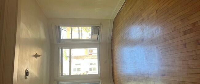 Foto del edificio - 3728 N Bosworth Ave