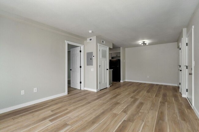 Building Photo - 2213 E Macs Ct