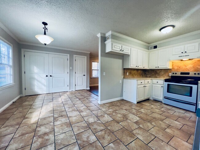 Foto del edificio - Great Three Bedroom with 2 Living Areas