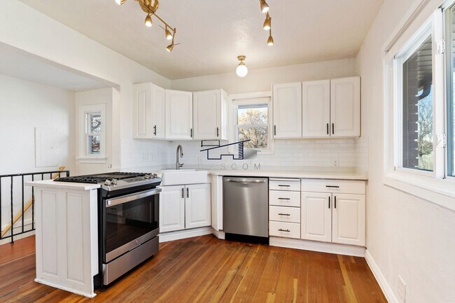 Foto del edificio - Charming Clinton Home – 4 Bedrooms, 1 Bath...